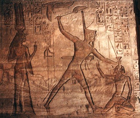 Schlagen der Feinde im kleinen Tempel von Abu Simbel
