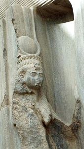 Nefertari an der Seite einer Sitzstatue Ramses II. in Luxor